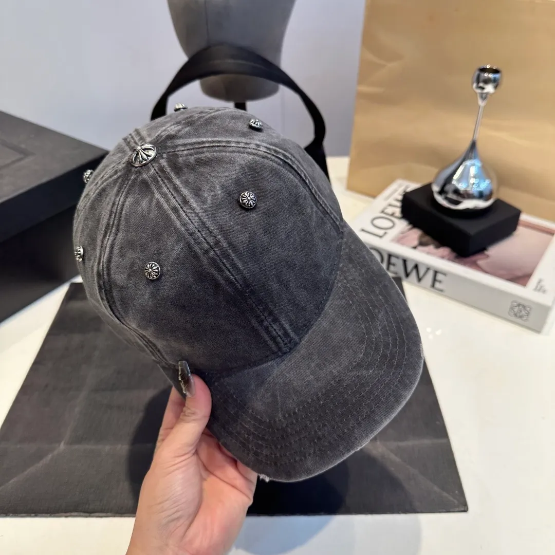 P60 Croxin Autumn New Washed Denim Baseball Cap 🧢 The colors of the small label are really eye-catching. The soft-top design of the entire hat fits perfectly on the head and is very comfortable. The color and texture are relatively retro and very versatile. Highly recommended. A must-have item for everyone.